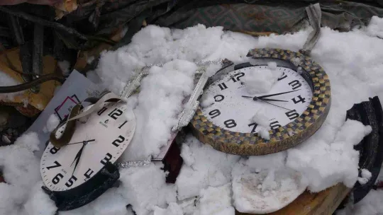 Enkazın altında bulunan duvar saati 04.17'de durmuş