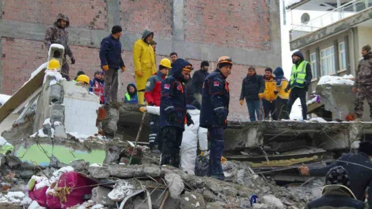 Enkazın altında bulunan duvar saati 04.17'de durmuş