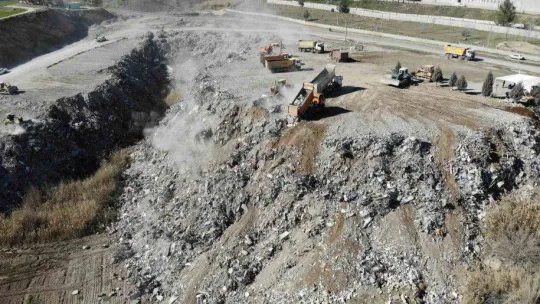 Enkazın döküldüğü alan dağ gibi büyüyor