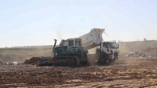 Enkazın döküldüğü alan dağ gibi büyüyor