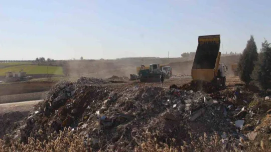 Enkazın döküldüğü alan dağ gibi büyüyor
