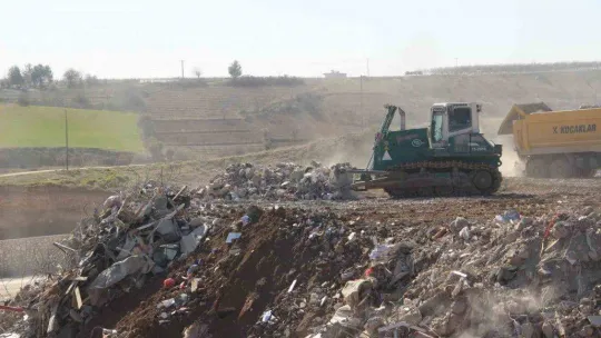 Enkazın döküldüğü alan dağ gibi büyüyor