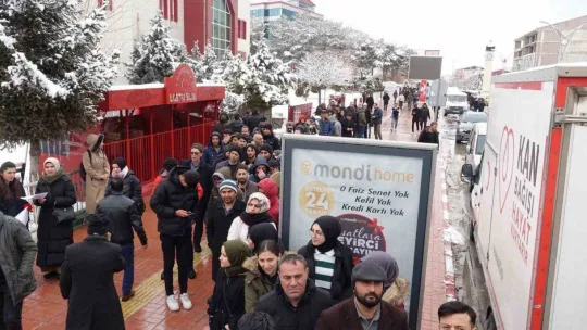 Erciş'ten depremzedeler için kan bağışına yoğun ilgi