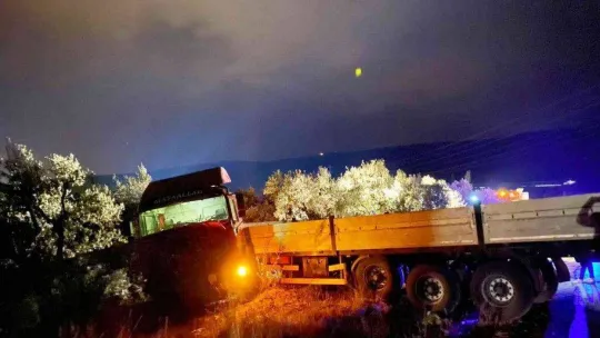 Erdek'te tır ile kamyon çarpıştı, 1 tır ise tarlaya uçtu