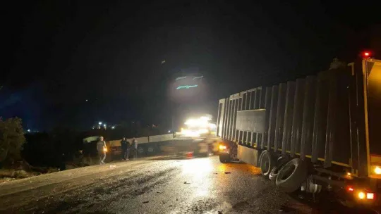 Erdek'te tır ile kamyon çarpıştı, 1 tır ise tarlaya uçtu