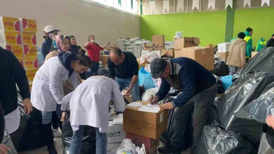 Ereğli'de deprem bölgesine yardımlar sürüyor