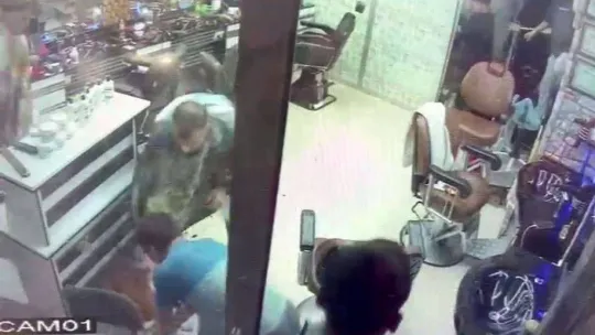 Erkek kuaförüne dalan pitbull ortalığı birbirine kattı