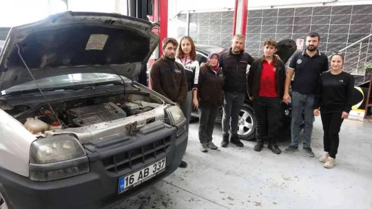 Erkek ustalara taş çıkarıyor, otomobillerin motorunu tamir ediyor