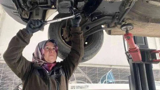 Erkek ustalara taş çıkarıyor, otomobillerin motorunu tamir ediyor
