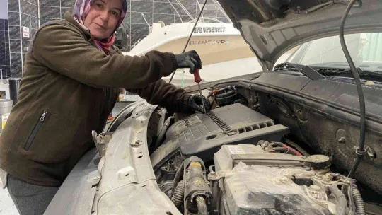 Erkek ustalara taş çıkarıyor, otomobillerin motorunu tamir ediyor