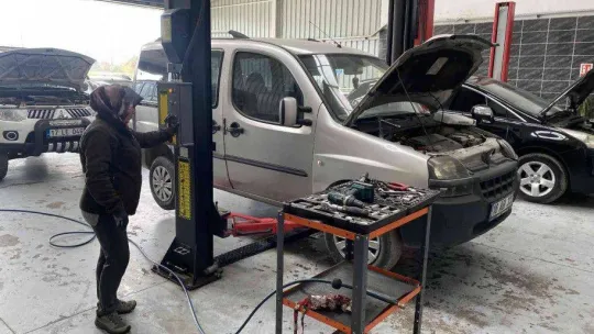 Erkek ustalara taş çıkarıyor, otomobillerin motorunu tamir ediyor