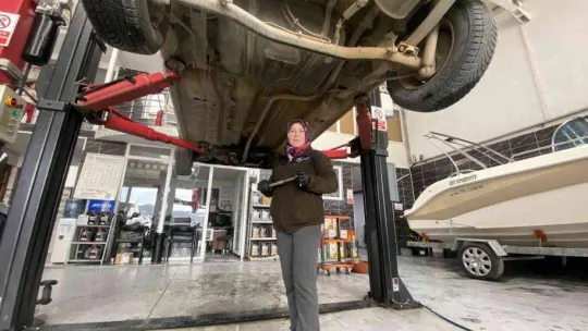 Erkek ustalara taş çıkarıyor, otomobillerin motorunu tamir ediyor