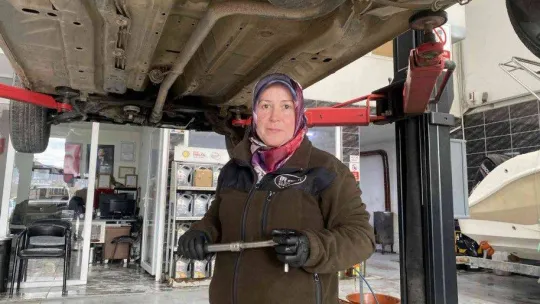 Erkek ustalara taş çıkarıyor, otomobillerin motorunu tamir ediyor
