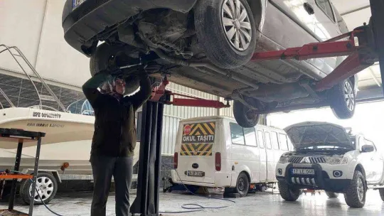 Erkek ustalara taş çıkarıyor, otomobillerin motorunu tamir ediyor