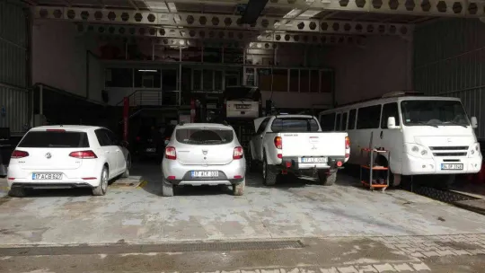 Erkek ustalara taş çıkarıyor, otomobillerin motorunu tamir ediyor