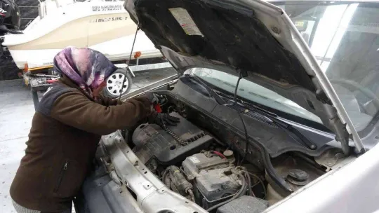 Erkek ustalara taş çıkarıyor, otomobillerin motorunu tamir ediyor