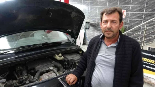 Erkek ustalara taş çıkarıyor, otomobillerin motorunu tamir ediyor