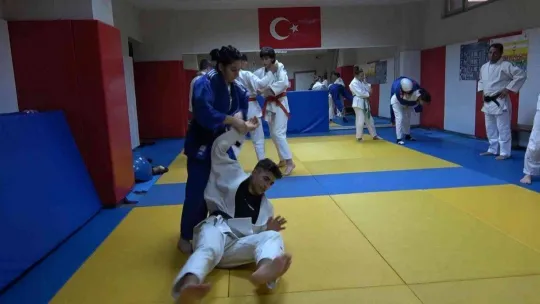 Erkeklerle antrenman Avrupa'da şampiyonluk getirdi