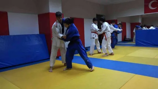 Erkeklerle antrenman Avrupa'da şampiyonluk getirdi