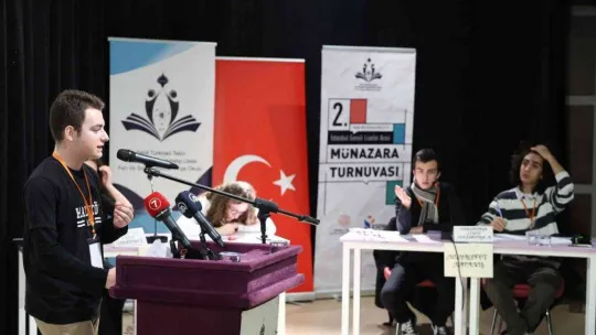 Esenler'de İstanbul Liseler Arası münazara yarışmasında final heyecanı