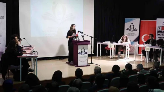 Esenler'de İstanbul Liseler Arası münazara yarışmasında final heyecanı