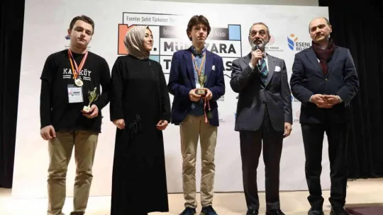 Esenler'de İstanbul Liseler Arası münazara yarışmasında final heyecanı