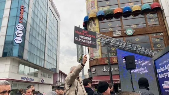 Esenler'de Kur'an-ı Kerim'e saldırıda bulunan Palu ve Wagensvelda protesto edildi