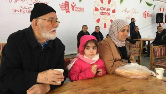 Esenler'de vatandaşlar çayla ısındı