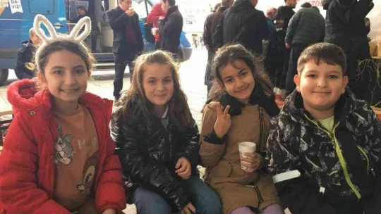 Esenler'de vatandaşlar çayla ısındı