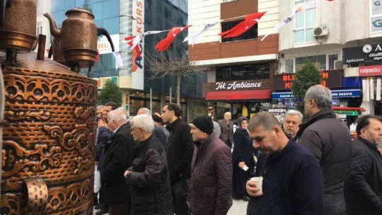 Esenler'de vatandaşlar çayla ısındı