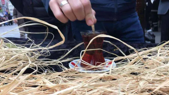 Esenler'de vatandaşlar çayla ısındı