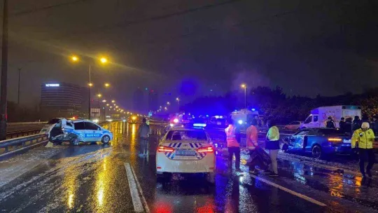 Esenler TEM Otoyolu'nda kontrolden çıkan araç polis aracına arkadan çarptı: 1 ölü, 1 yaralı