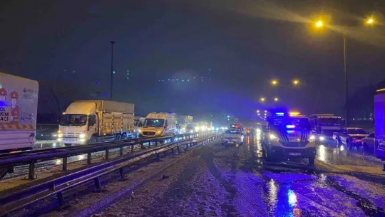 Esenler TEM Otoyolu'nda kontrolden çıkan araç polis aracına arkadan çarptı: 1 ölü, 1 yaralı
