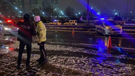Esenler TEM Otoyolu'nda kontrolden çıkan araç polis aracına arkadan çarptı: 1 ölü, 1 yaralı