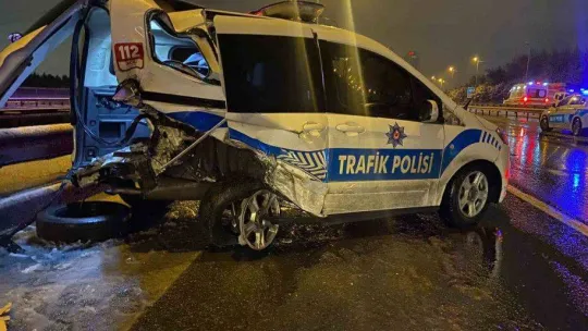 Esenler TEM Otoyolu'nda kontrolden çıkan araç polis aracına arkadan çarptı: 1 ölü, 1 yaralı