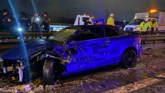 Esenler TEM Otoyolu'nda kontrolden çıkan araç polis aracına arkadan çarptı: 1 ölü, 1 yaralı