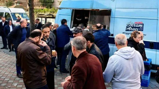 Esenyurt Belediyesi ikramlarıyla EYT sırasında bekleyenlerin içini ısıttı