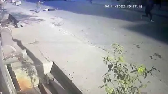 Esenyurt Fatih Mahallesi'nde iki grup arasında çıkan silahlı çatışmada yaralananlar olduğu bildirildi. Çatışma anı güvenlik kamerasına yansırken, olay yerine polis ve sağlık ekipleri sevk edildi.