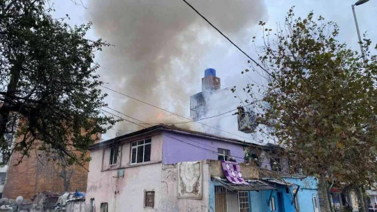Esenyurt'ta gecekondu alev alev yandı
