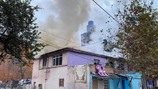 Esenyurt'ta gecekondu alev alev yandı