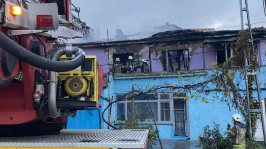 Esenyurt'ta gecekondu alev alev yandı