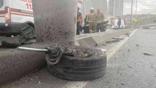 Esenyurt'ta kamyonet şoförü üst geçit direğine çarptı, kamyonetin tekeri yerinden çıktı