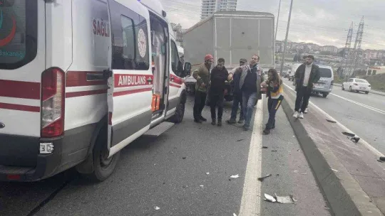 Esenyurt'ta kamyonet şoförü üst geçit direğine çarptı, kamyonetin tekeri yerinden çıktı