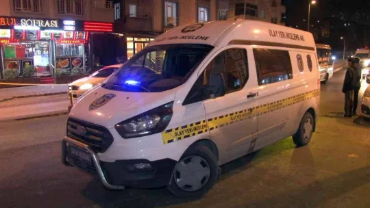 Esenyurt'ta silahlı saldırı: Restorana sığınan genç bacağından yaralandı