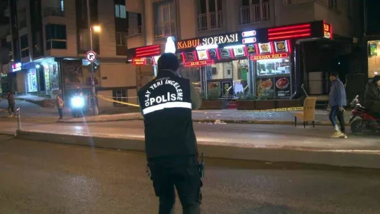 Esenyurt'ta silahlı saldırı: Restorana sığınan genç bacağından yaralandı