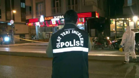 Esenyurt'ta silahlı saldırı: Restorana sığınan genç bacağından yaralandı