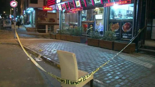 Esenyurt'ta silahlı saldırı: Restorana sığınan genç bacağından yaralandı