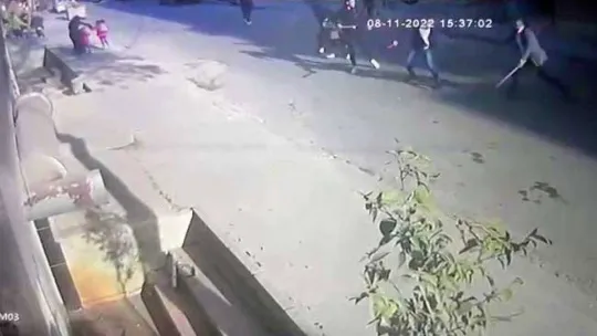 Esenyurt'ta sokak ortasında silahlı çatışma anları kamerada