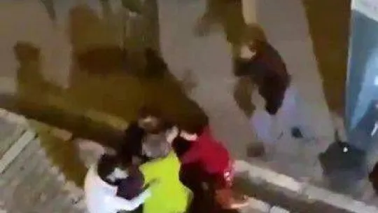 Esenyurt'ta sokak ortasında tekme tokat dayak kamerada