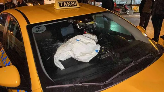 Esenyurt'ta ticari taksiyle otomobil kafa kafaya çarpıştı: 2 yaralı